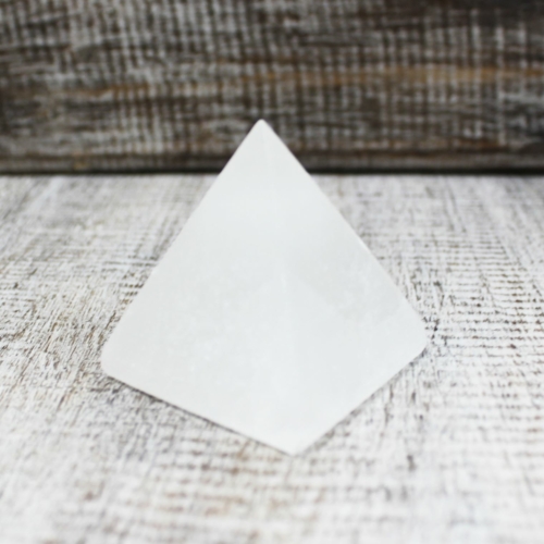 kis méretű szelenit piramis, kb. 5 cm magas
