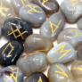 Kép 1/4 - rúna kő készlet szürke achátból vászonzsákban útmutatóval