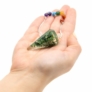 Kép 8/13 - Zöld Aventurin kristályos inga csakra szimbólumos függőn